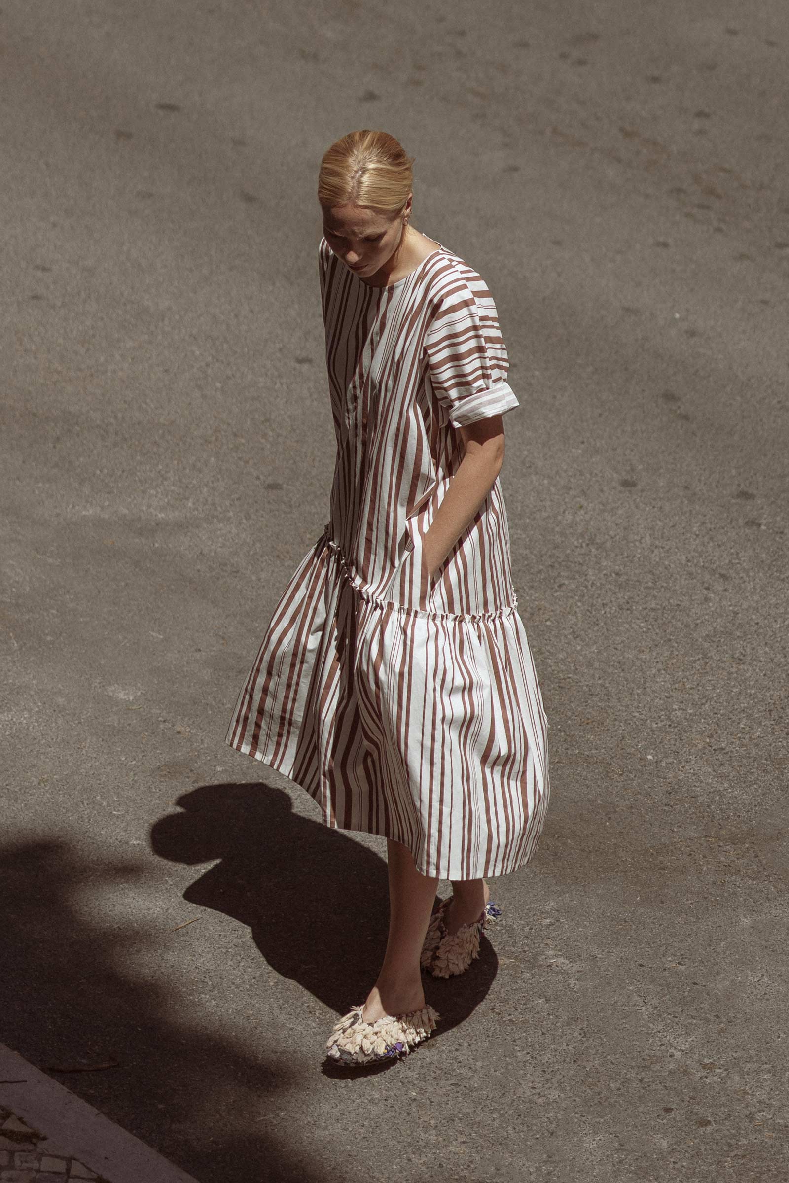 Model wearing 10 to 10 oversized striped white and chestnut dress